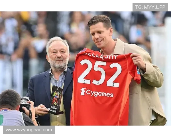 曾在国家队并肩作战71场，如今什琴斯尼与莱万将成俱乐部队友